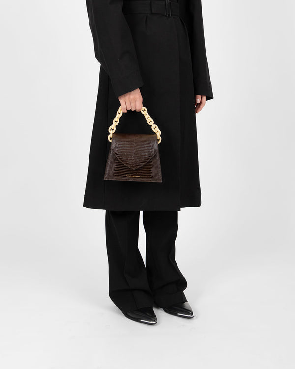 Sac GABRIELLE brun embossé lézard porté à la main avec anse chaîne, vue de face