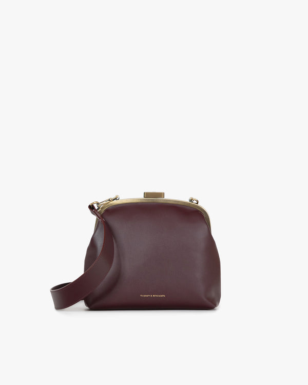 Sac EMMA Aubergine de face, fermoir doré, bandoulière courte attachée