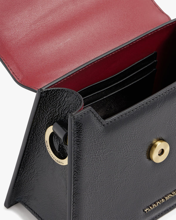 Sac GABRIELLE noir naplak ouvert, vue intérieure sur le porte-cartes et le fermoir à loquet doré