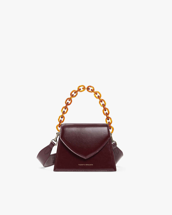 Sac GABRIELLE Mahogany de face, posé, avec anse chaîne à maillons effet écaille