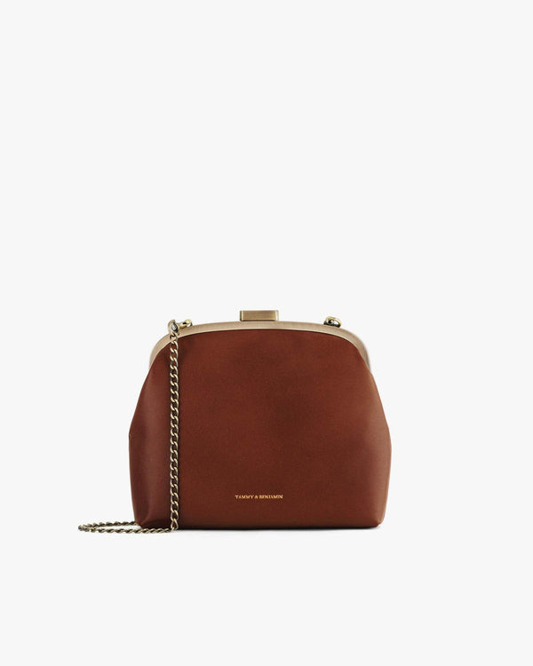Sac EMMA en brun, vue de face, fermoir doré et chaîne amovible en bandoulière