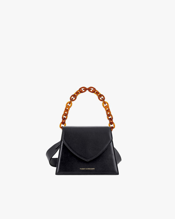 Sac GABRIELLE noir de face, rabat en pointe, porté par une anse chaîne effet écaille
